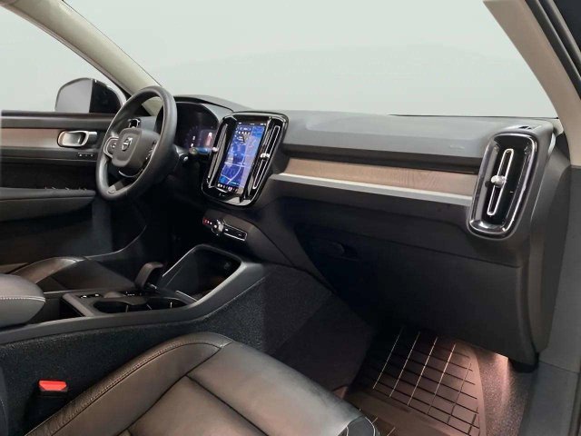 Used 2023 Volvo XC40 B4 Core w/ Convenience Package FWD image 24