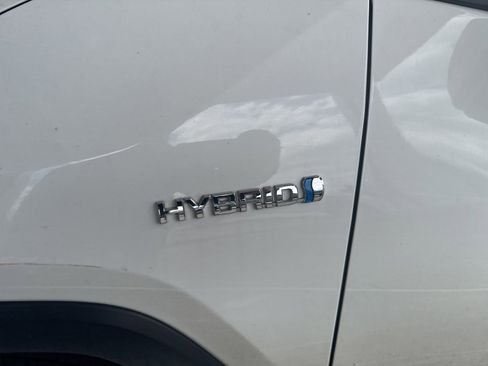 Used 2021 Toyota RAV4 XLE w/ Convenience Package AWD/4WD image 4