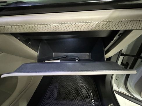 Used 2025 Volkswagen Atlas SE image 28