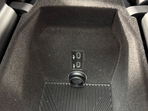 Used 2023 BMW 740i w/ Parking Assistance Package image 36