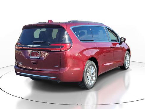 Used 2022 Chrysler Pacifica Touring-L image 6