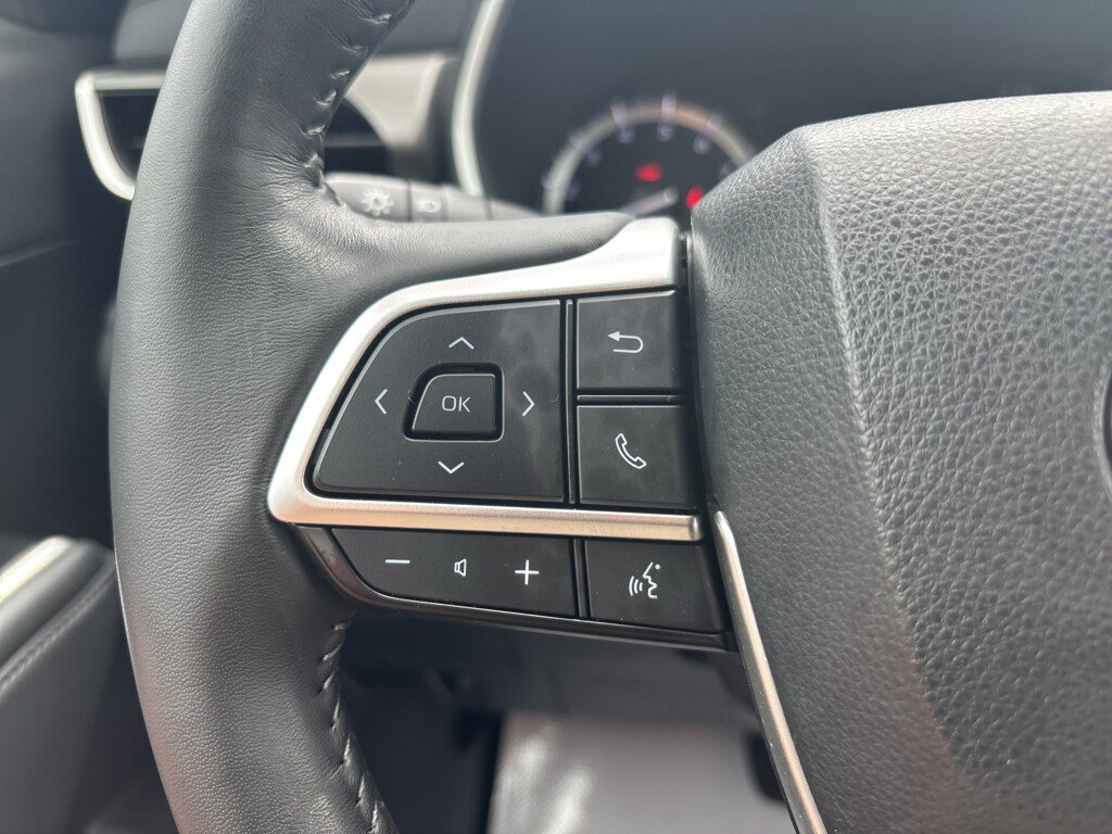 Used 2022 Toyota Highlander XLE AWD/4WD image 19