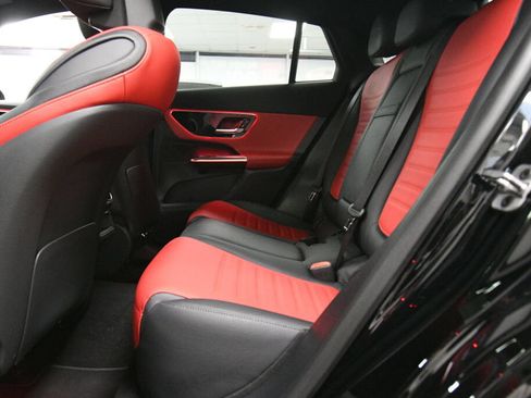 Used 2025 Mercedes-Benz GLC 300 4MATIC image 23