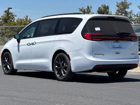 New 2027 Chrysler Pacifica Limited FWD image 5