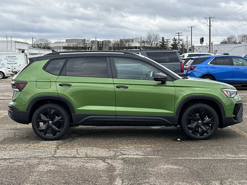 New 2026 Volkswagen Taos SE image 6