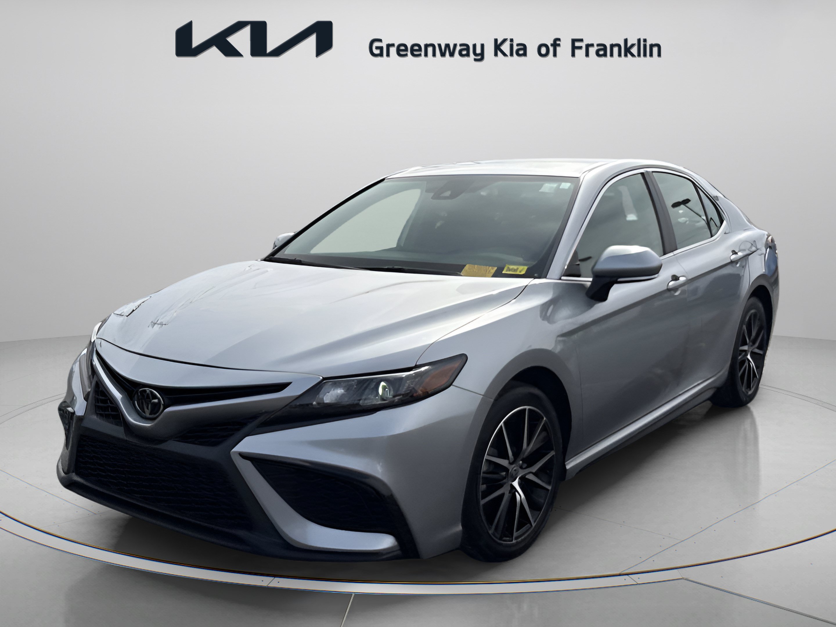 Used 2024 Toyota Camry SE w/ Cold Weather Package FWD image 3