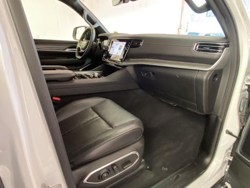 Used 2024 Jeep Wagoneer Series II w/ Flexible Seating Group RWD image 8