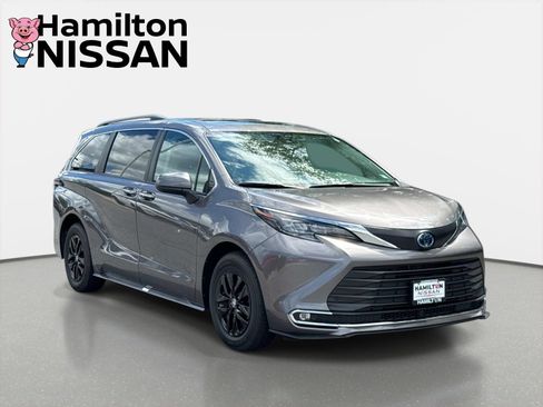 Used 2024 Toyota Sienna XLE FWD image 1