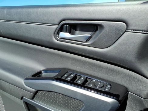 Used 2025 Nissan Pathfinder SL AWD/4WD image 7