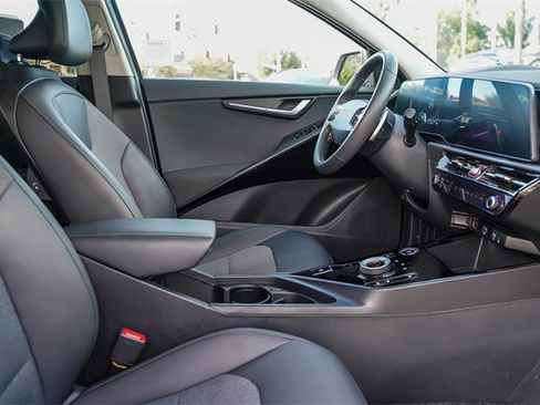 Certified 2025 Kia Niro EX image 17