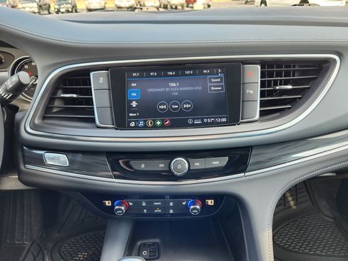 Used 2020 Buick Enclave Essence image 19