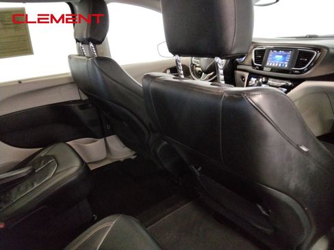 Used 2018 Chrysler Pacifica Touring-L image 44