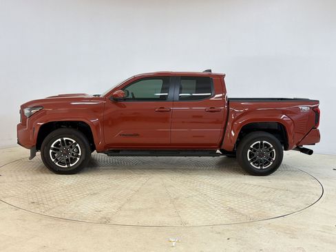 Used 2025 Toyota Tacoma TRD Sport image 2