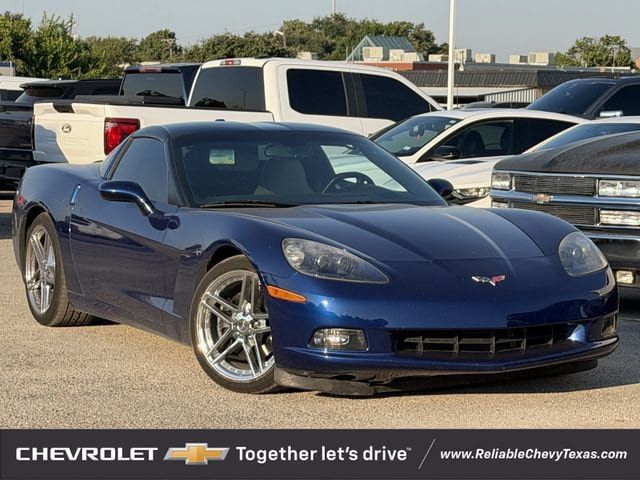 Used 2005 Chevrolet Corvette Coupe w/ Preferred Equipment Group RWD image 2