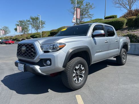 Used 2022 Toyota Tacoma TRD Off-Road w/ Technology Package image 2