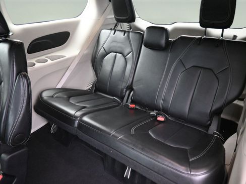 Used 2024 Chrysler Pacifica Touring-L FWD image 8