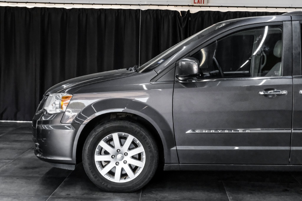 Used 2015 Chrysler Town & Country Touring w/ Driver Convenience Group FWD image 12