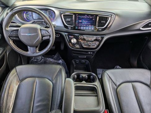 Used 2020 Chrysler Pacifica Touring-L w/ S Appearance Package image 16