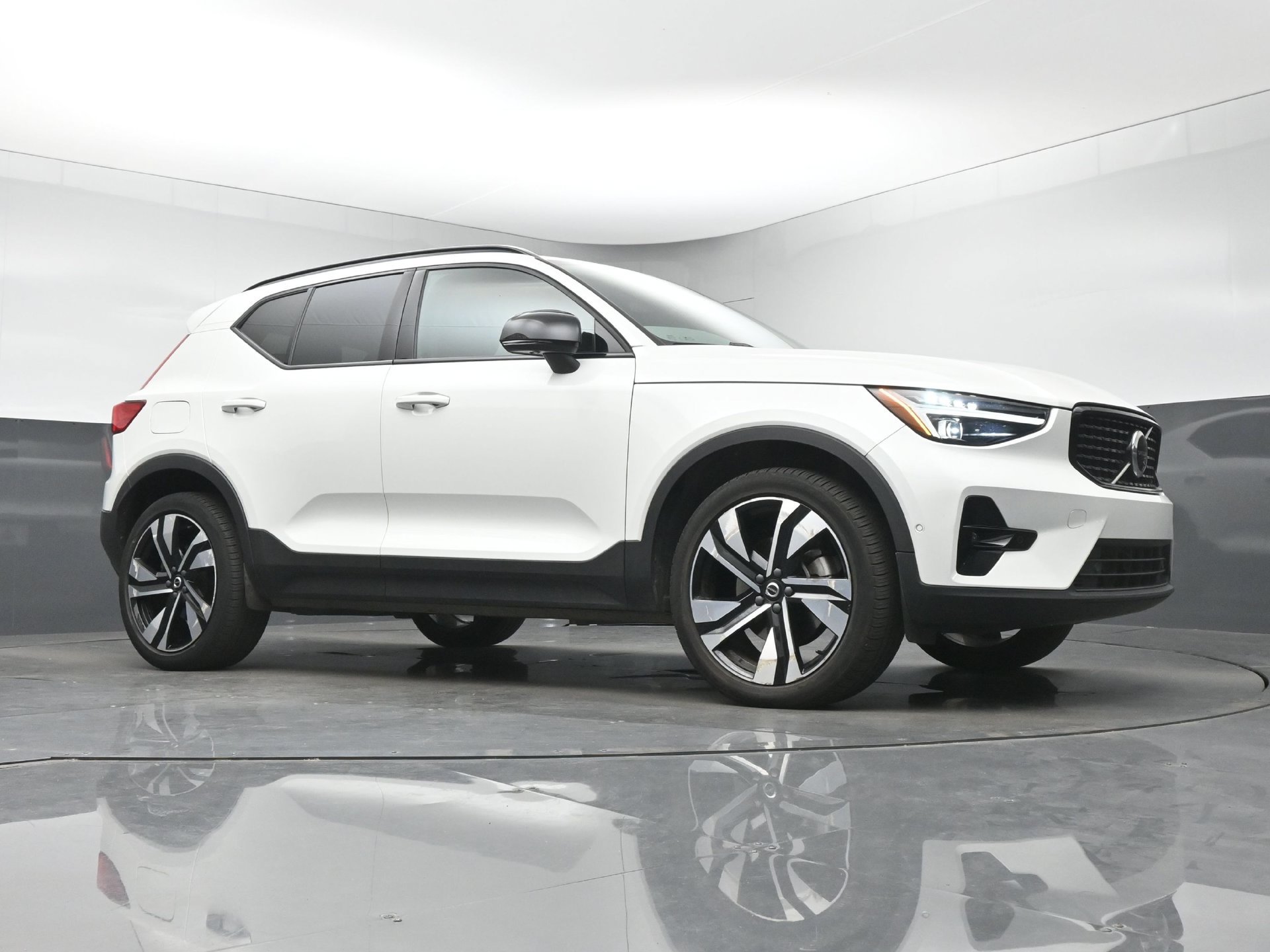 Used 2024 Volvo XC40 B5 Ultimate w/ Protection Package Premier AWD/4WD image 10