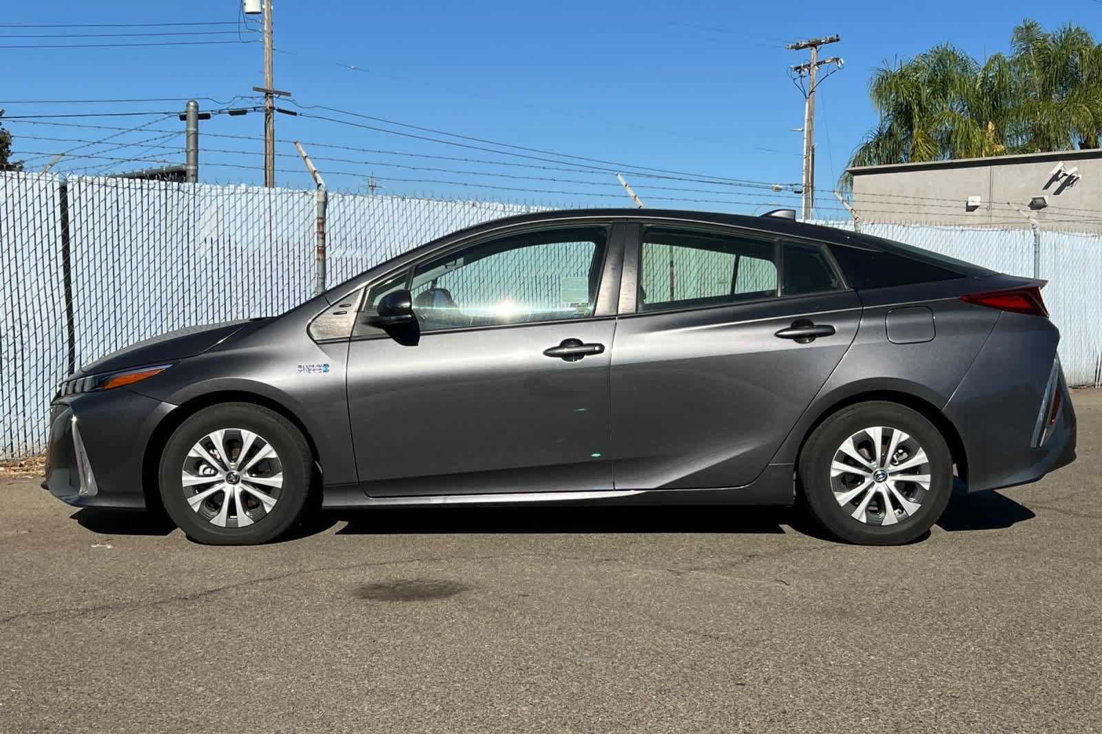 Used 2021 Toyota Prius Prime LE FWD image 2