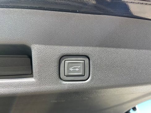 Used 2025 Chevrolet Traverse LT image 7