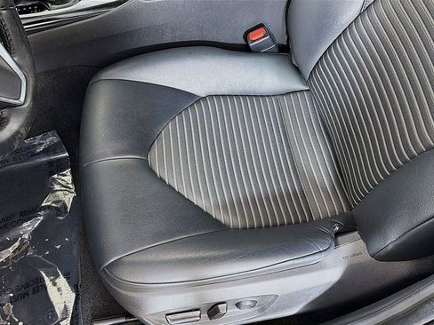 Used 2020 Toyota Camry SE image 19