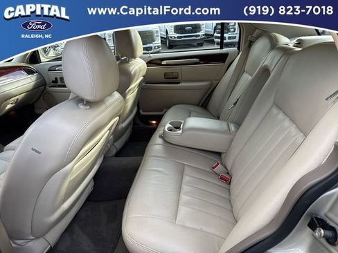 Used 2004 Lincoln Town Car Signature image 16