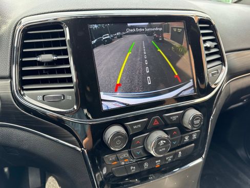 Used 2022 Jeep Grand Cherokee Limited image 19