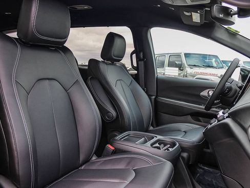 New 2027 Chrysler Pacifica Select FWD image 17