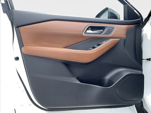 Used 2025 Nissan Rogue Platinum w/ Platinum Premium Package image 24