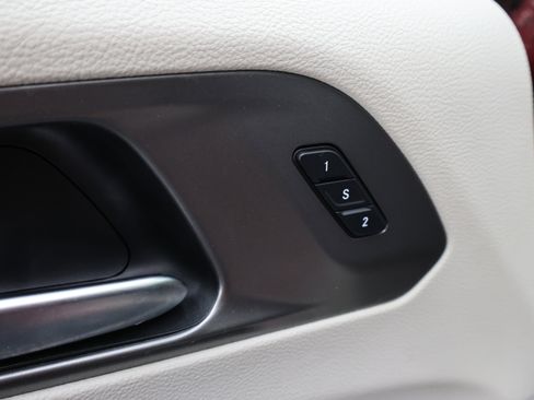 Used 2023 Chrysler Pacifica Touring-L AWD/4WD image 44