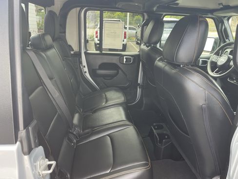 Used 2024 Jeep Gladiator Sport AWD/4WD image 17