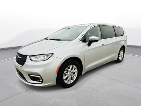 Used 2023 Chrysler Pacifica Touring-L image 35