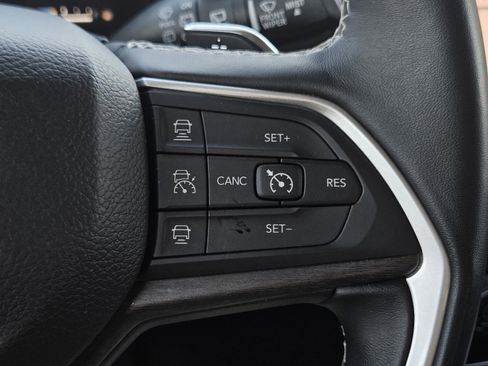 Used 2022 Jeep Grand Cherokee Limited image 16