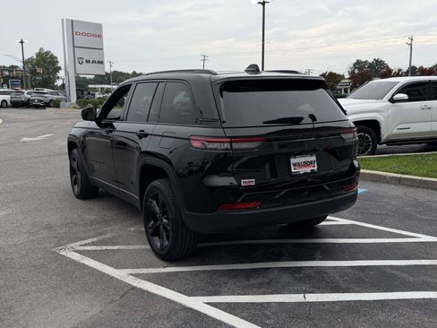 Used 2025 Jeep Grand Cherokee Limited w/ Black Appearance Package AWD/4WD image 4