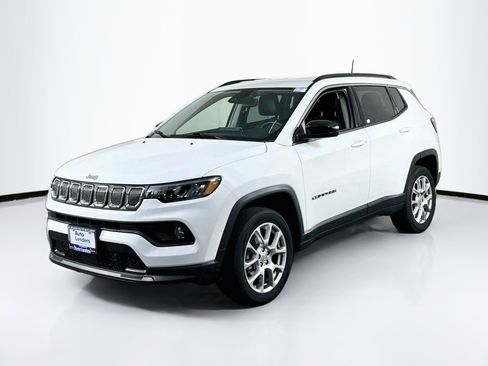 Used 2022 Jeep Compass Latitude image 1