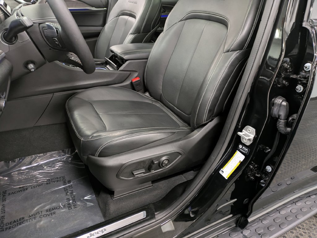 Used 2025 Jeep Grand Cherokee Overland AWD/4WD image 11
