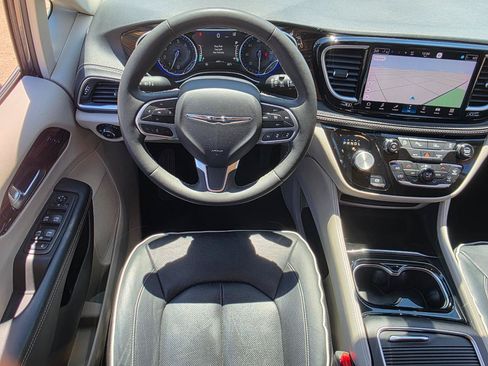 Used 2023 Chrysler Pacifica Limited FWD image 15