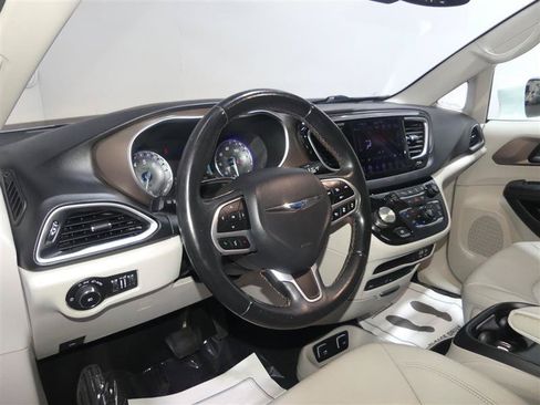 Used 2018 Chrysler Pacifica Touring-L Plus w/ Advanced Safetytec Group FWD image 21