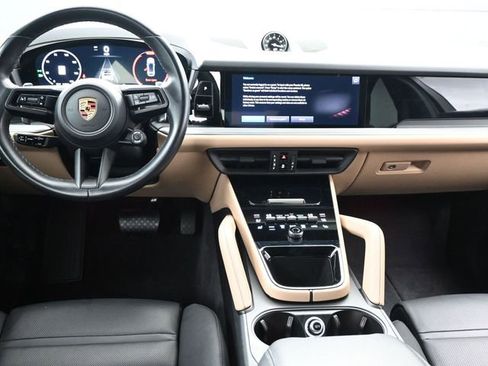 Used 2024 Porsche Cayenne image 8