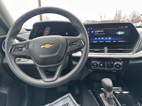 Used 2025 Chevrolet Trax LT image 8