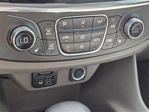 Certified 2021 Chevrolet Traverse LT w/ LT Premium Package image 21