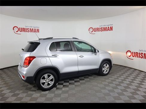 Used 2020 Chevrolet Trax LT w/ LT Convenience Package image 12
