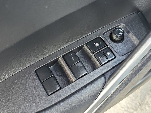 Used 2024 Toyota Corolla Cross XLE image 27