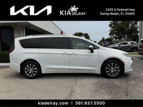 Used 2023 Chrysler Pacifica Pinnacle FWD image 2