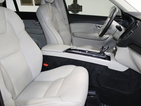 Used 2020 Volvo XC90 T6 Momentum AWD/4WD image 26
