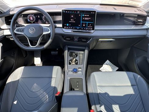 New 2025 Volkswagen Tiguan SE image 9