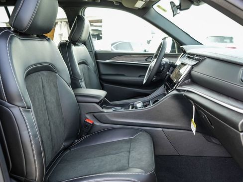 New 2026 Jeep Grand Cherokee Altitude image 17