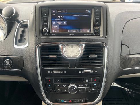 Used 2015 Chrysler Town & Country Touring w/ Driver Convenience Group FWD image 39
