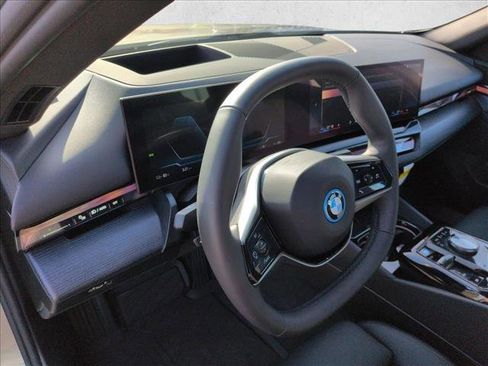 Used 2025 BMW i5 eDrive40i w/ Premium Package image 10